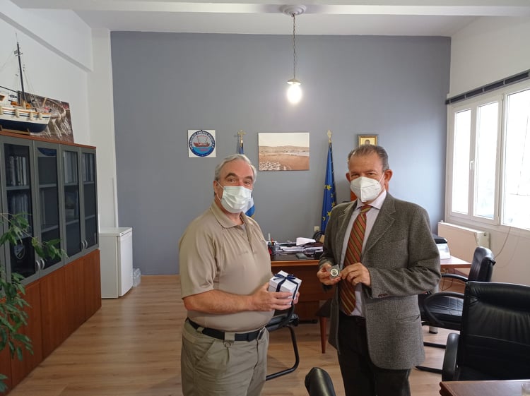 Συνάντηση του Σωκράτη Αναγνώστου με τον κυβερνήτη πολεμικού αμερικανικού καταμαράν