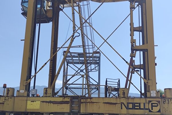 3. Straddle Carriers (1)