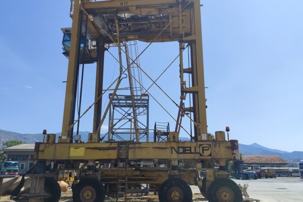 3. Straddle Carriers (2)